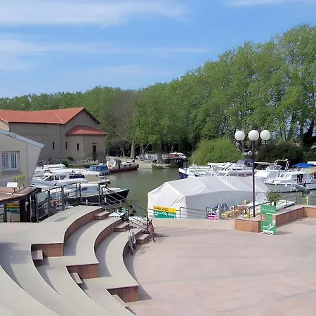 לינה וארוחת בוקר Les Acacias 3*