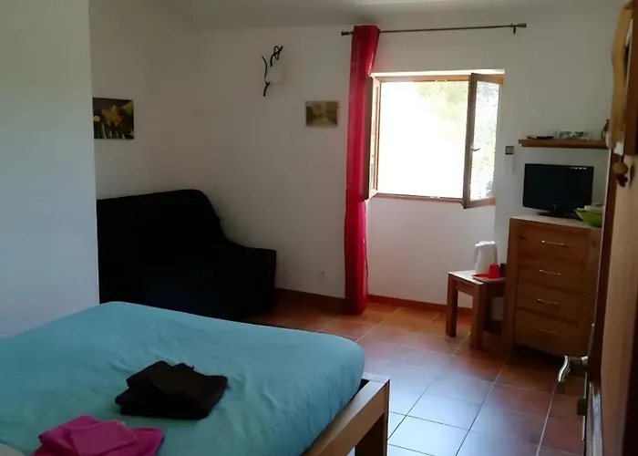 Les Acacias לינה וארוחת בוקר